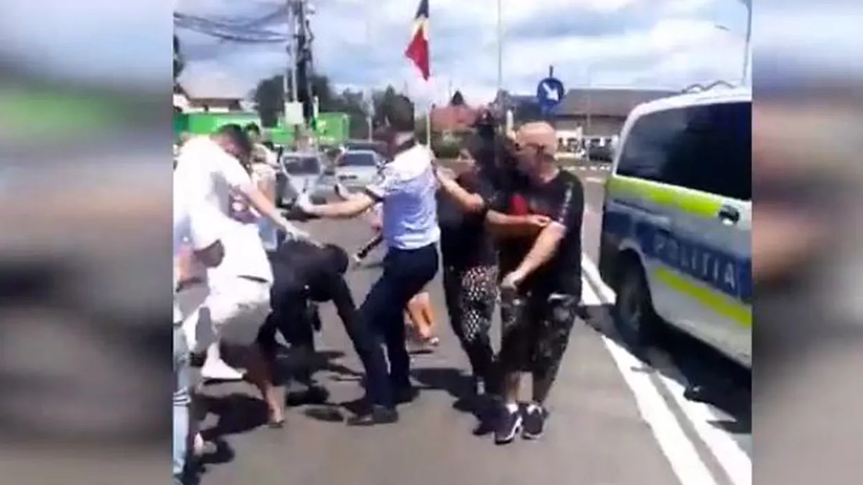 Târgoviște: Poliţişti bătuţi la înmormântarea unei fetițe lovită mortal, pe trecere, de un şofer vitezoman (VIDEO)