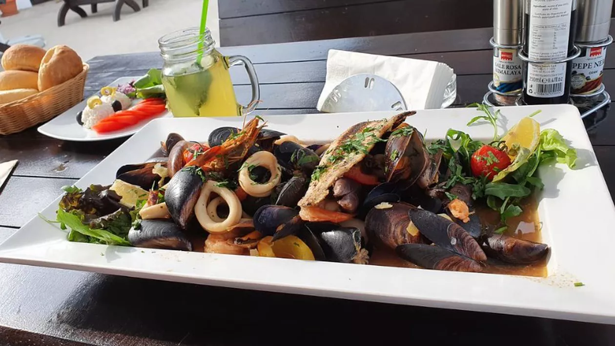 Câți bani trebuie să scoată turiștii din buzunare pentru un platou cu fructe de mare la un restaurant din Olimp: Prețurile sunt revoltătoare