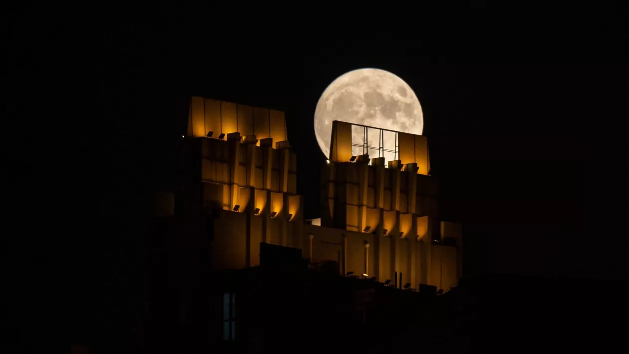 Superluna albastră, văzută din toată lumea. Fenomenul a fost vizibil pentru prima oară în 15 ani (FOTO)
