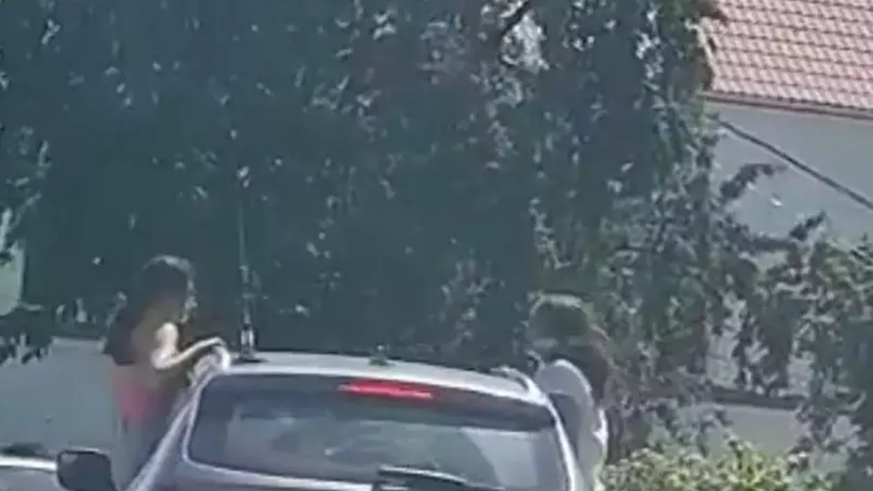 Două tinere din Suceava s-au plimbat câțiva kilometri ieșite pe geamul mașinii. Amenda uriașă pe care au primit-o (VIDEO)