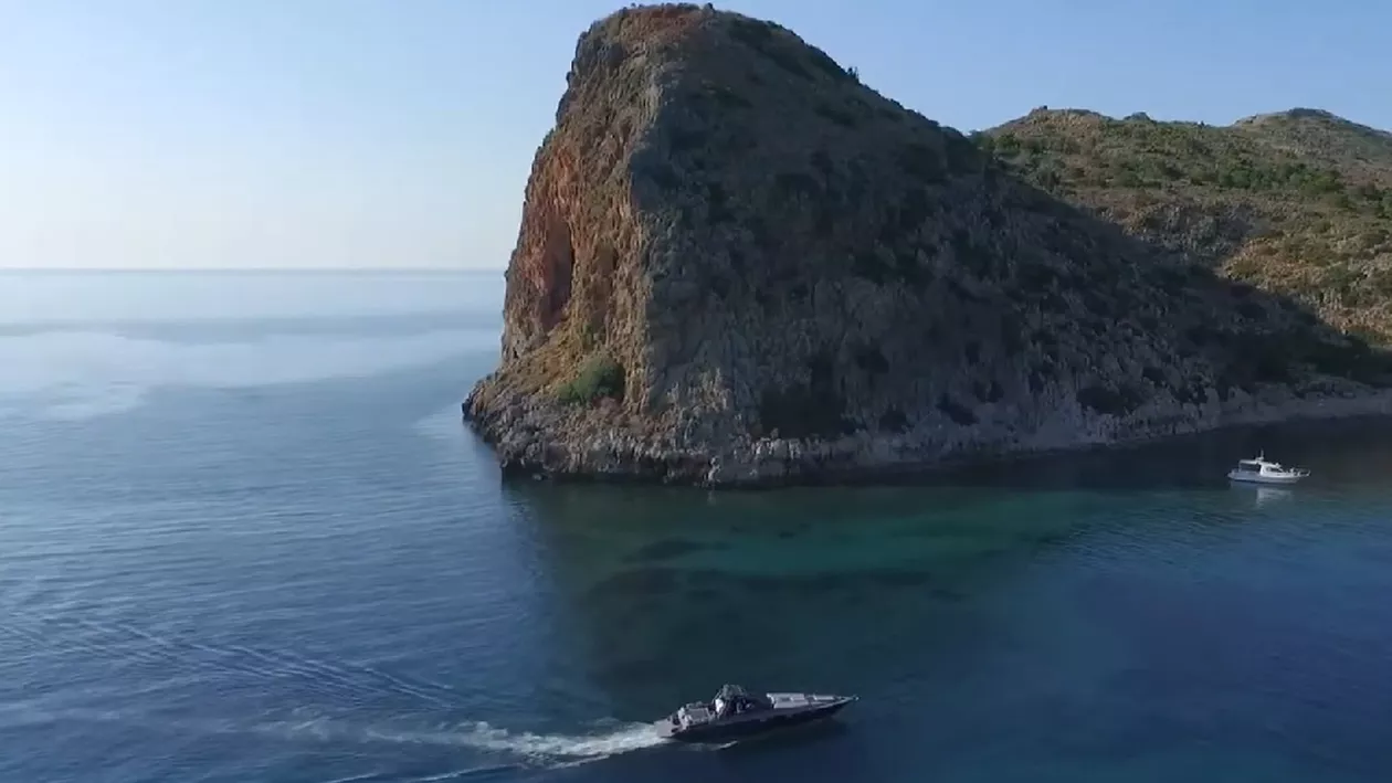Insula izolată din Atlantic unde timpul pare să stea pe loc. Nu are aeroport, iar internetul este foarte limitat