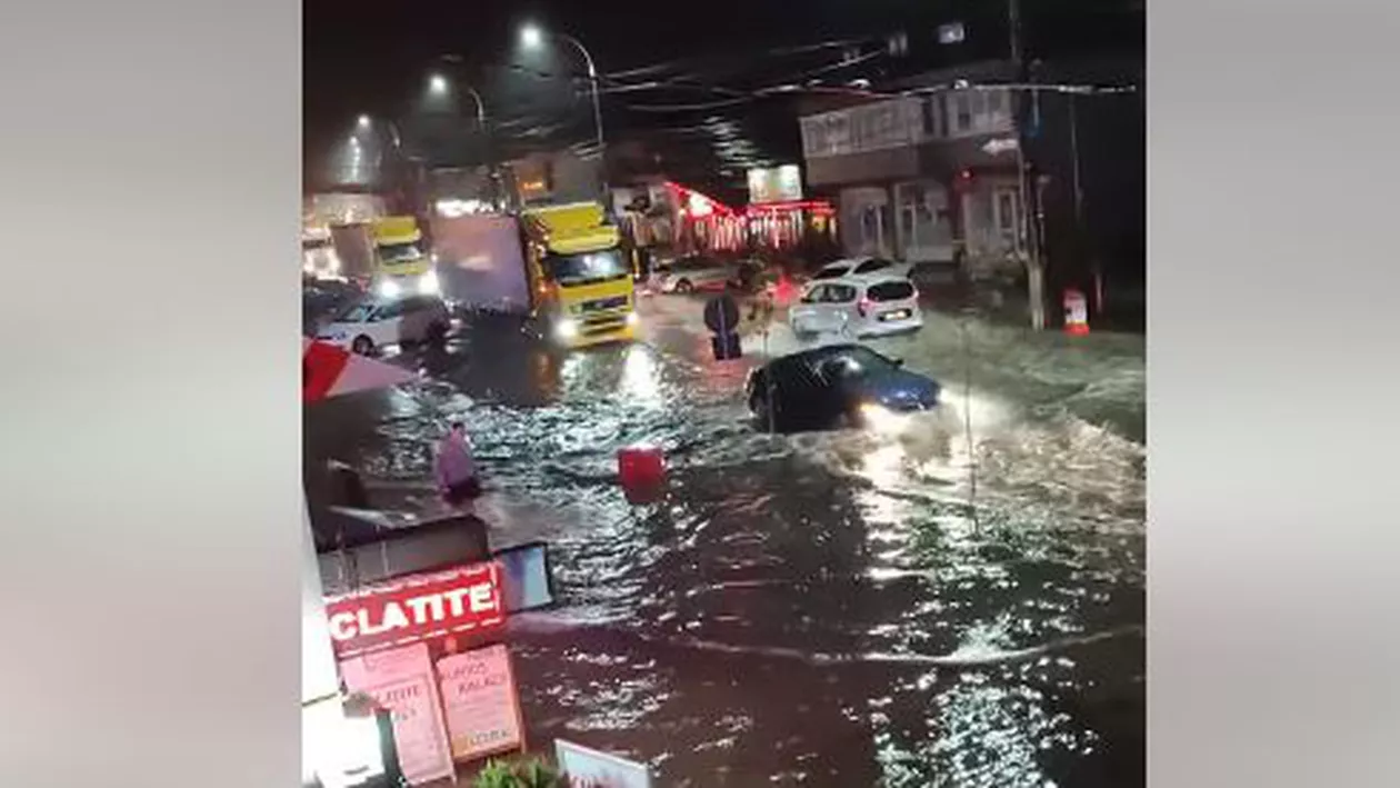 Rupere de nori în Bușteni. Străzile au fost inundate de o ploaie puternică, canalizările nu au mai făcut față (VIDEO)