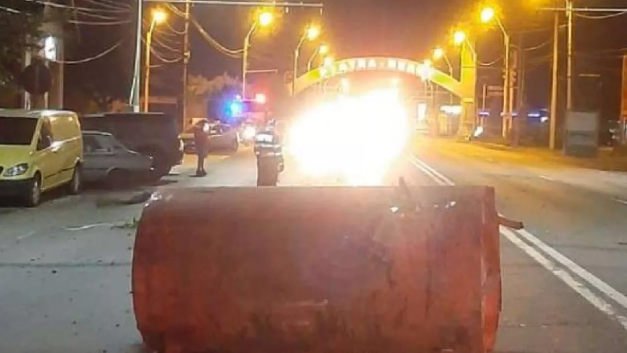 Ca în filme! Un boiler de zeci de kilograme a aterizat în mijlocul DN15 după o explozie la sediul unei firme