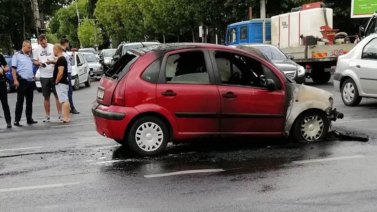O mașină a luat foc în trafic, într-o zonă aglomerată din București (FOTO)
