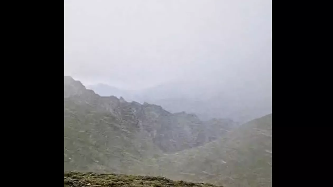 Ninge ca de Crăciun în Bucegi. Avertismentul salvamontiștilor