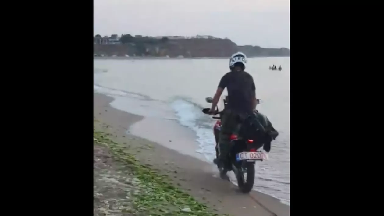Ce a pățit un turist care a decis să se plimbe cu motocicleta pe malul mării (video)