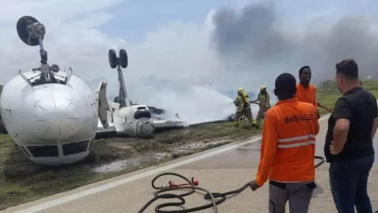 Un avion s-a răsturnat în timpul aterizării, în Somalia. Toți pasagerii au supraviețuit (VIDEO)