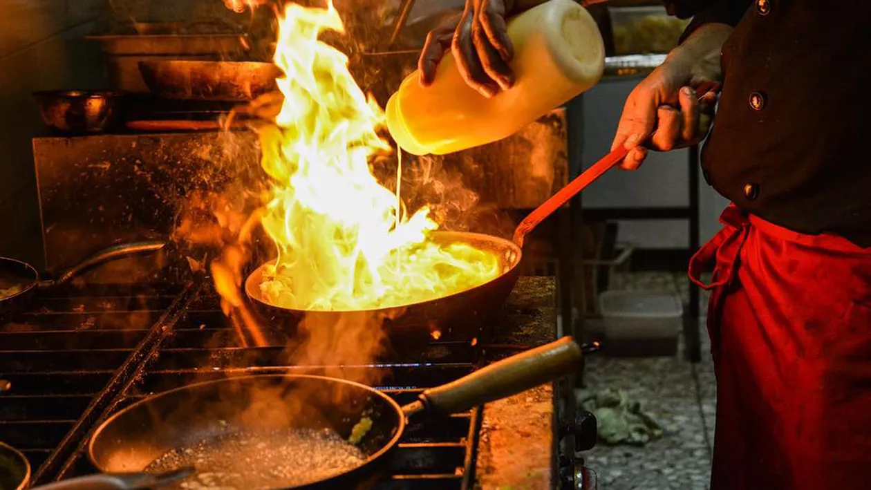 Criza acută de angajați calificați pe litoralul românesc! Patronii teraselor sunt nevoiți să iasă la muncă