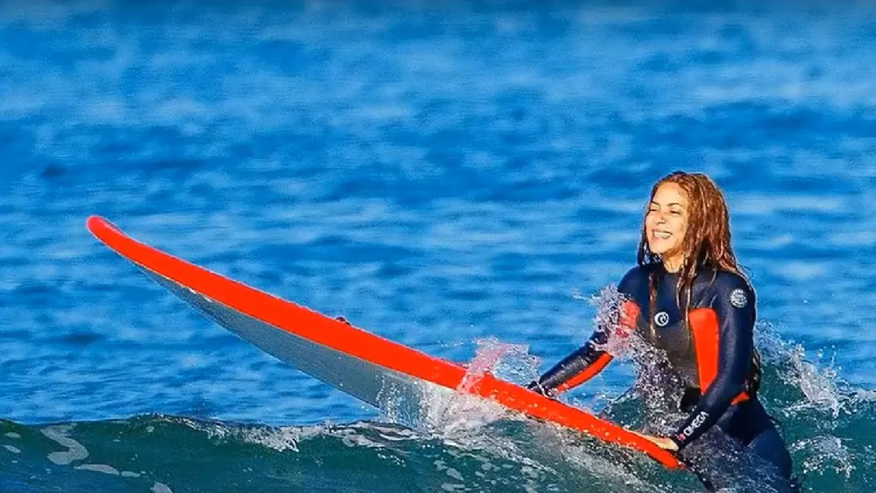 Shakira se simte foarte bine în vacanță și fără Pique. Cui îi zâmbește acum în Spania