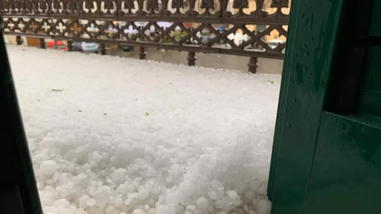 Italia este lovită de fenomene meteo extreme. Cantități uriașe de grindină au acoperit totul în alb (FOTO)