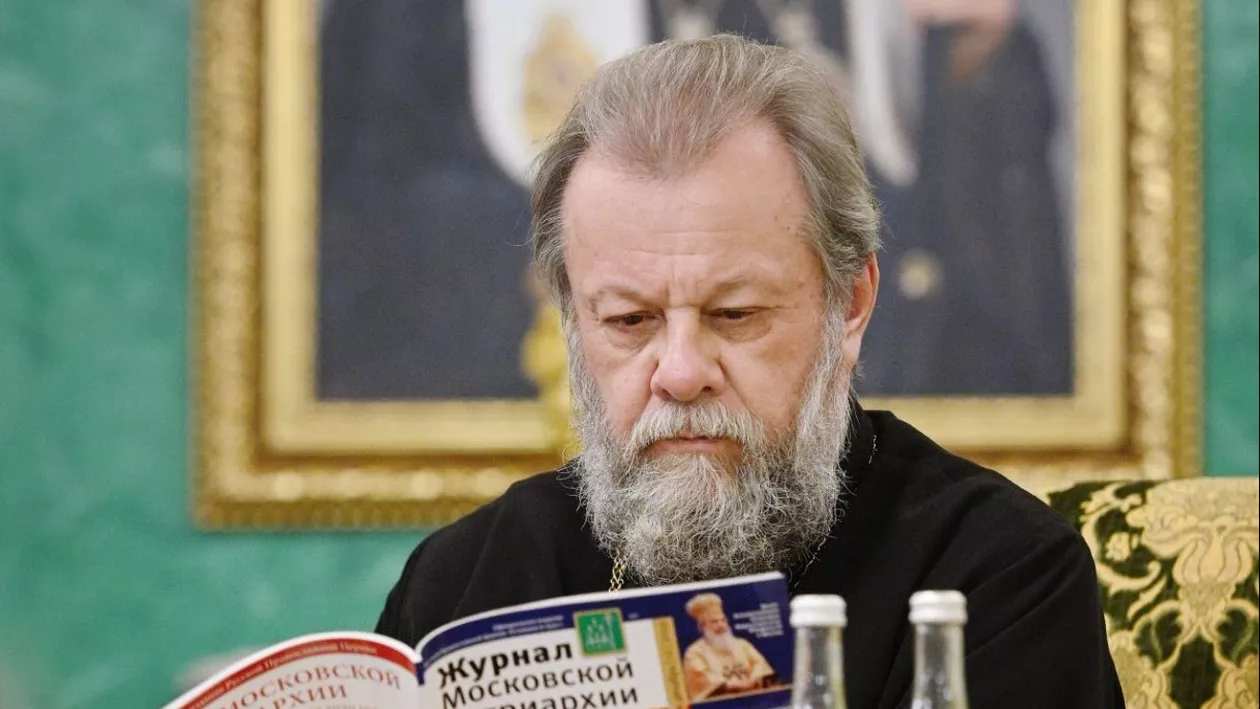 IPS Vladimir al Moldovei, decorat de ziua lui de patriarhul Kiril al Rusiei/ Recent, filmat la shopping cu o blondă prin România