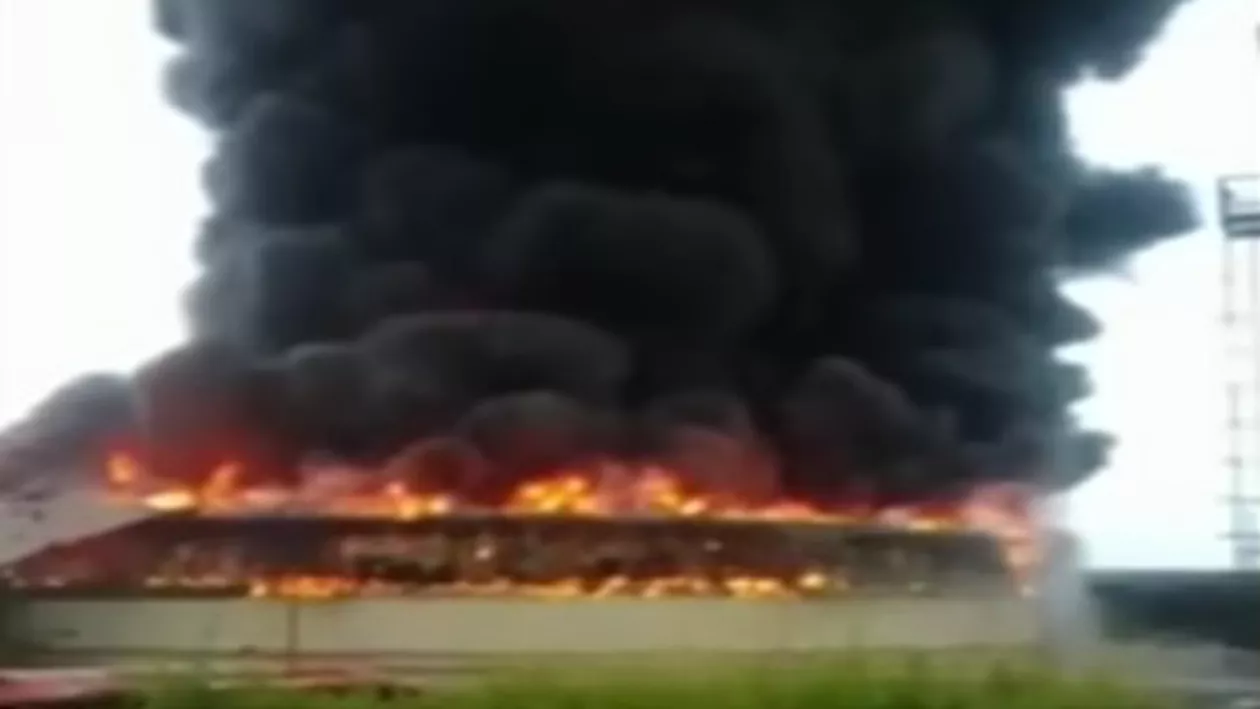 Incendiului izbucnit vineri la un depozit de petrol din Cuba, încă necontrolat după trei zile. Bilanţul: 4.000 de evacuaţi, 125 răniţi, un pompier decedat (VIDEO)