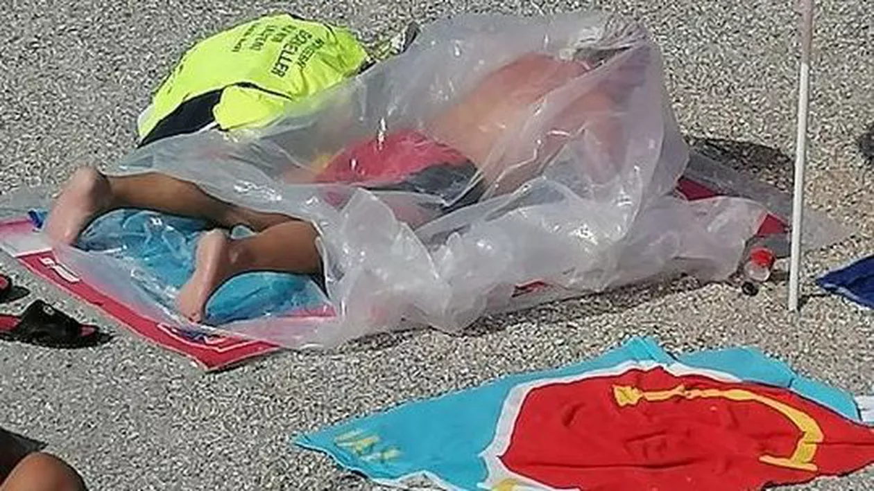 A făcut plajă într-un sac de celofan, în Eforie Nord. Motivul i-a lăsat mască pe turiști