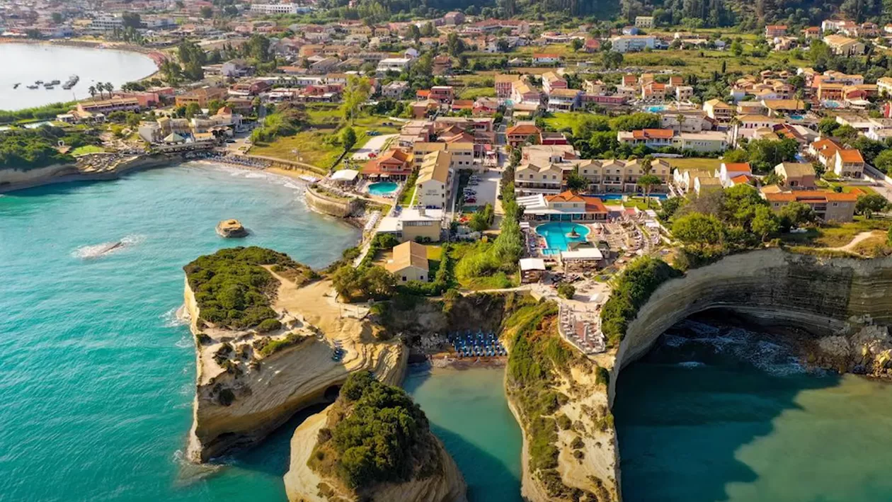 Cazare luxoasă cu un buget redus. Insula din Grecia care a fermecat turiștii