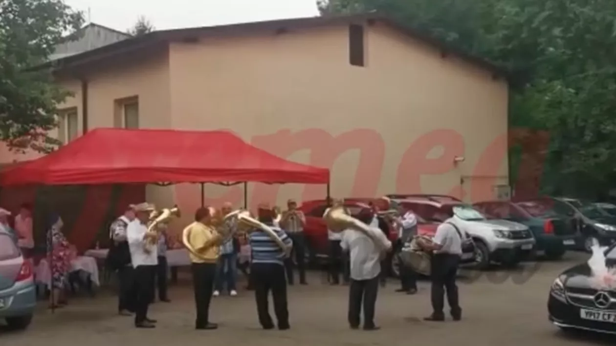 Nuntă în stil UK, între blocuri la Vaslui: Trilurile de fanfară au fost oprite de polițiști