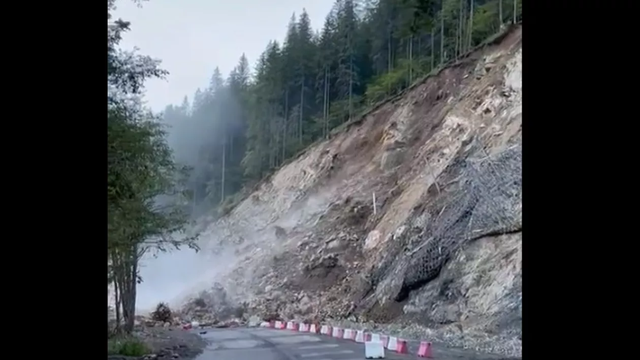 (VIDEO)Weekend cu probleme pe DN 17B. Căderi masive de pietre!