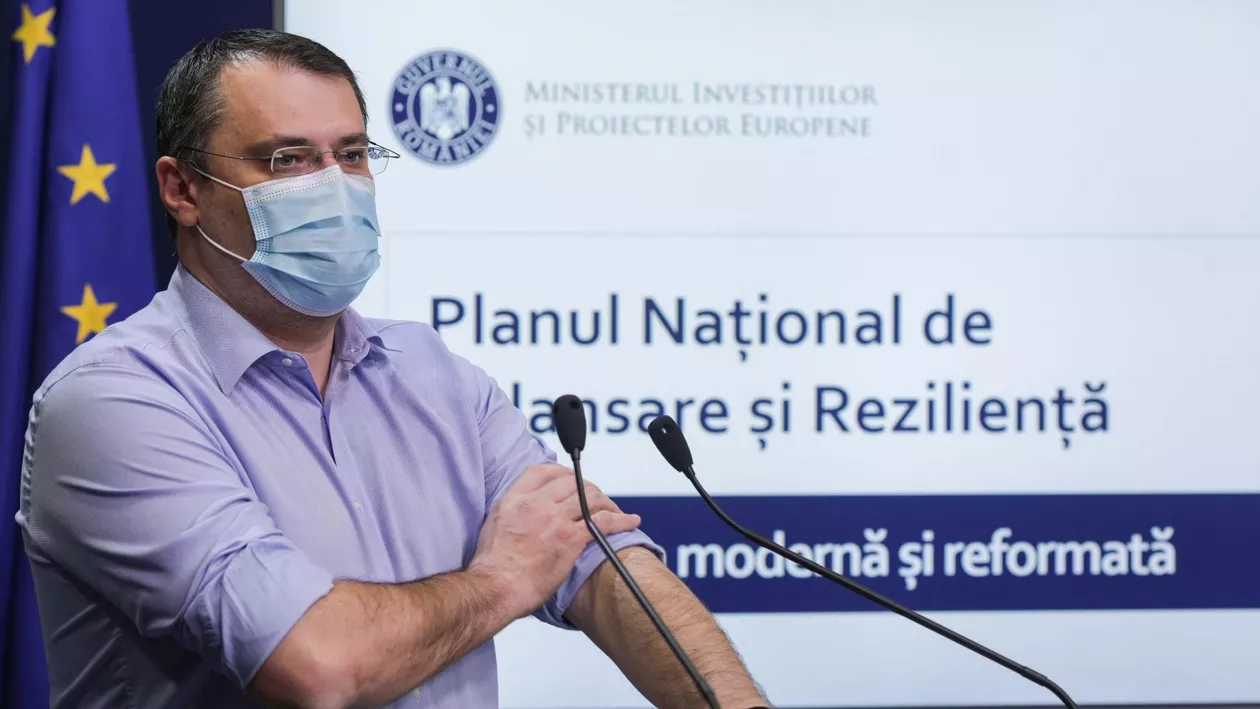 Cristian Ghinea, încă un atac la PSD: „Toată gașca de borfași nu fac spitale pentru că am purtat eu sandale când eram ministru. Numai în capul vostru de cocalari la cravată e ceva aiurea să porți sandale!”