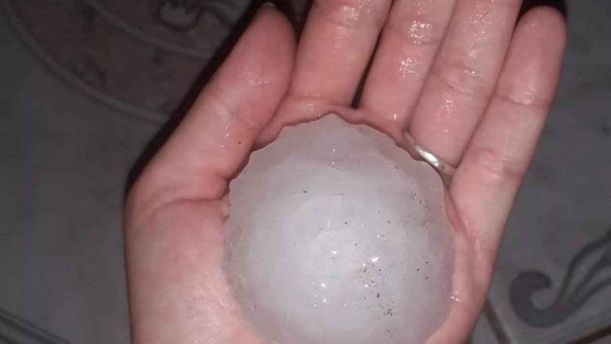 Grindină cât pumnul în judeţul Buzău. Mai multe mașini au fost avariate (FOTO)