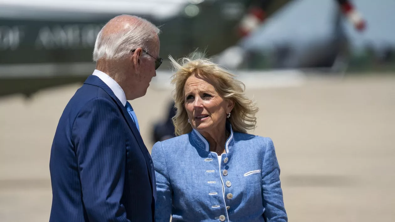Joe Biden, nevoit să stea 14 rânduri mai în spate la funeraliile reginei. Președintele SUA și soția sa au insistat să vină cu limuzina lor, așa că au întârziat la ceremonie