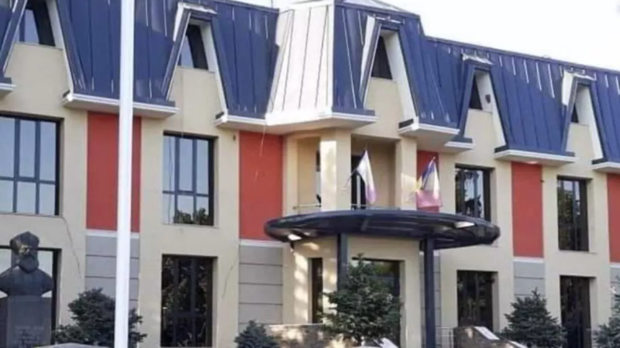 Primăria Brazi a plătit din bani publici o firmă ca să scuture de zăpadă gardul viu din localitate. Iarna trecută nu a nins