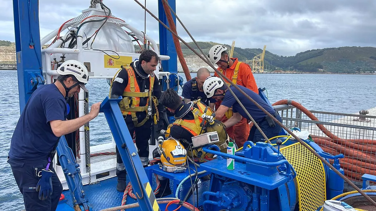 Un francez a supraviețuit 16 ore prins în interiorul unei nave, răsturnate în Oceanul Atlantic