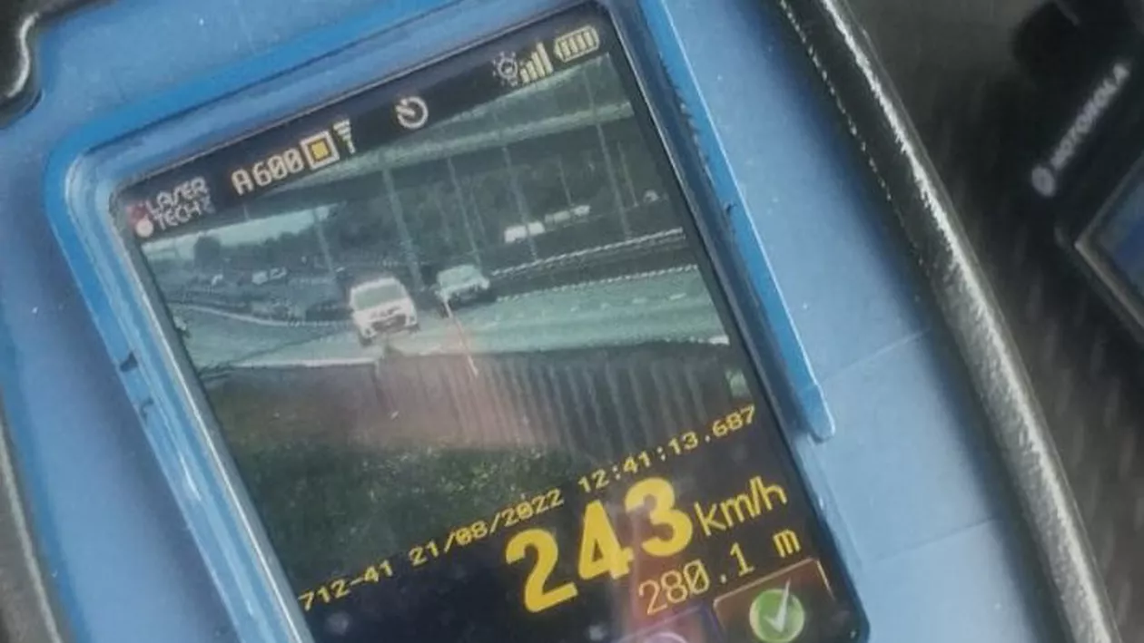 Șofer prins cu 243 km/oră, pe autostrada A1. În mașină avea 2 copii fără centură