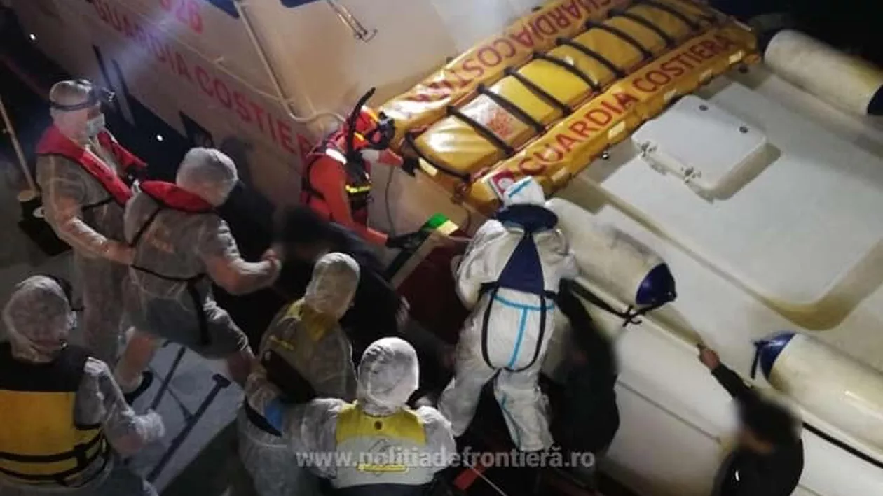 Polițiștii de frontieră constănțeni au salvat 147 oameni de pe un yacht avariat în Mediterană