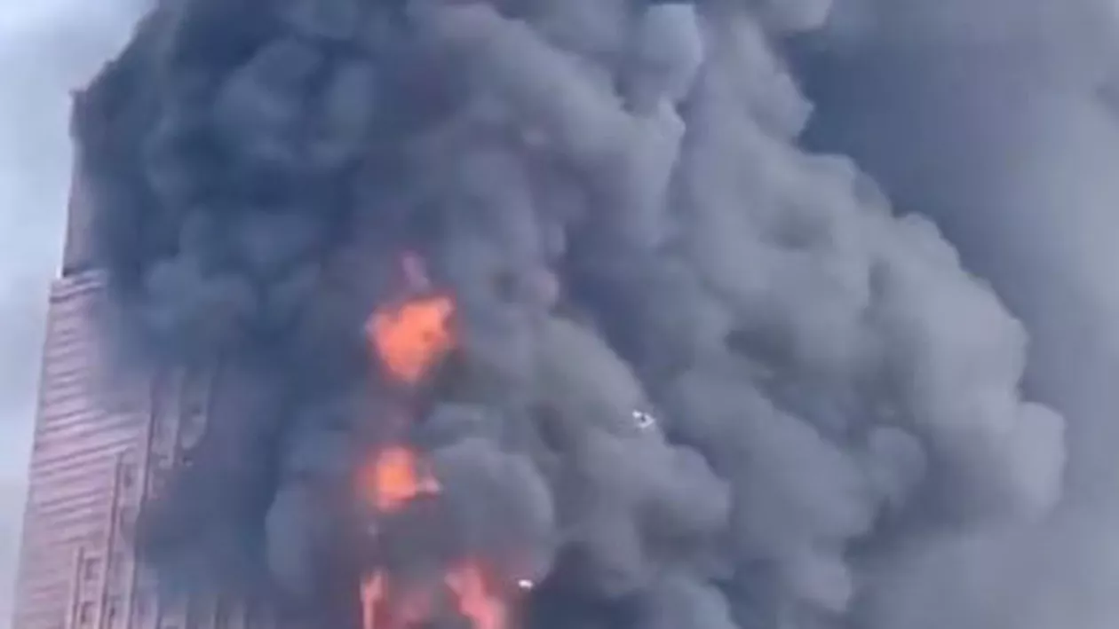 Incendiu puternic într-un zgârie-nori în marele oraş chinez Changsha. Zeci de etaje în flăcări (VIDEO)