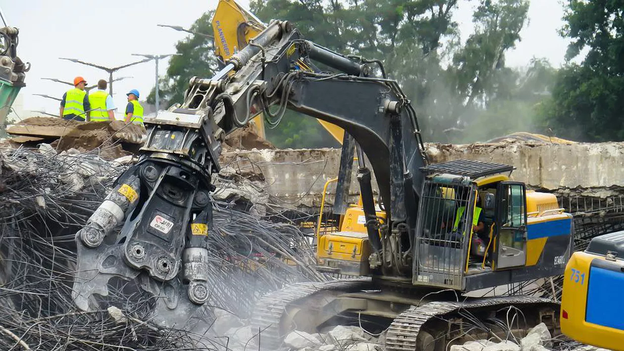 Un tată disperat încearcă din răsputeri să-și găsească fiicele îngropate sub dărămături