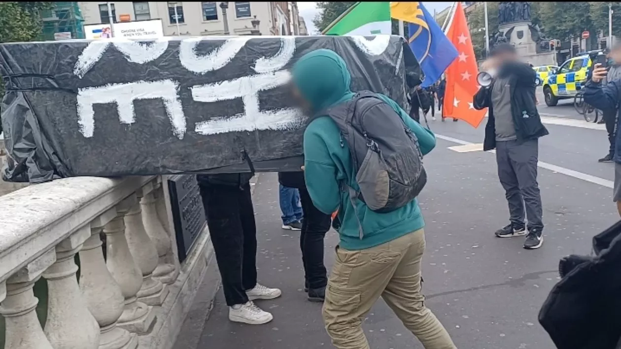 Proteste împotriva monarhiei britanice, în Irlanda: Un sicriu pe care era scris „RIP British Empire” a fost aruncat în râul ce traversează Dublin