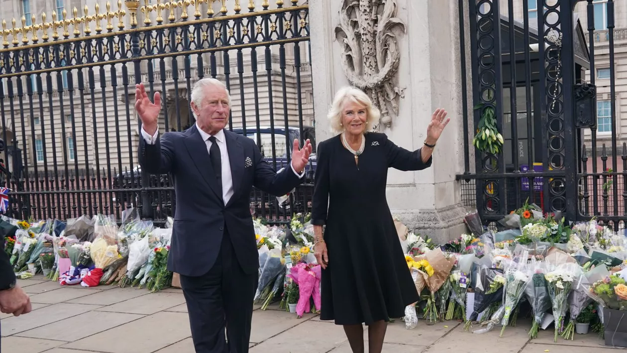 Regele Charles și regina Camilla, huiduiți în public. Motivul pentru care au fost umiliți în Joia Mare