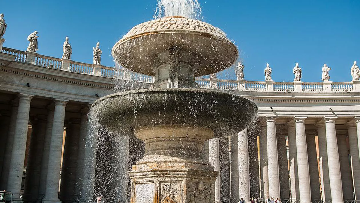 Un turist american s-a ales cu o amendă uriașă pentru că a mâncat înghețată pe treptele unei fântâni din Roma