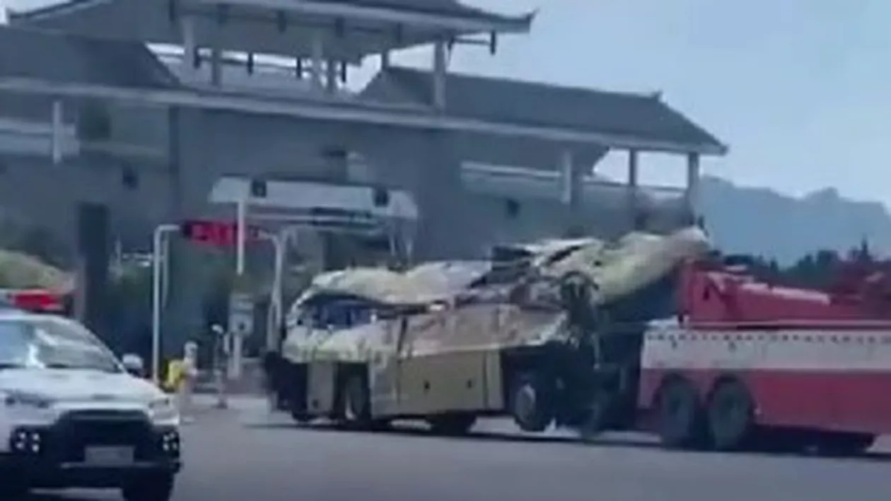 China: 27 de pasageri ai unui autobuz au murit într-un accident rutier