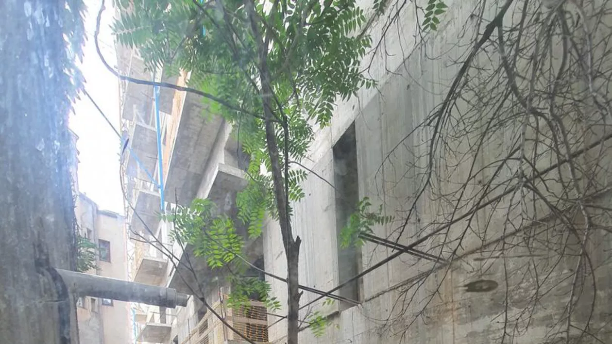 Un bloc din București, înălțat ilegal cu 5 etaje, într-o zonă de clădiri istorice. Cine este în spatele dezastrului imobiliar