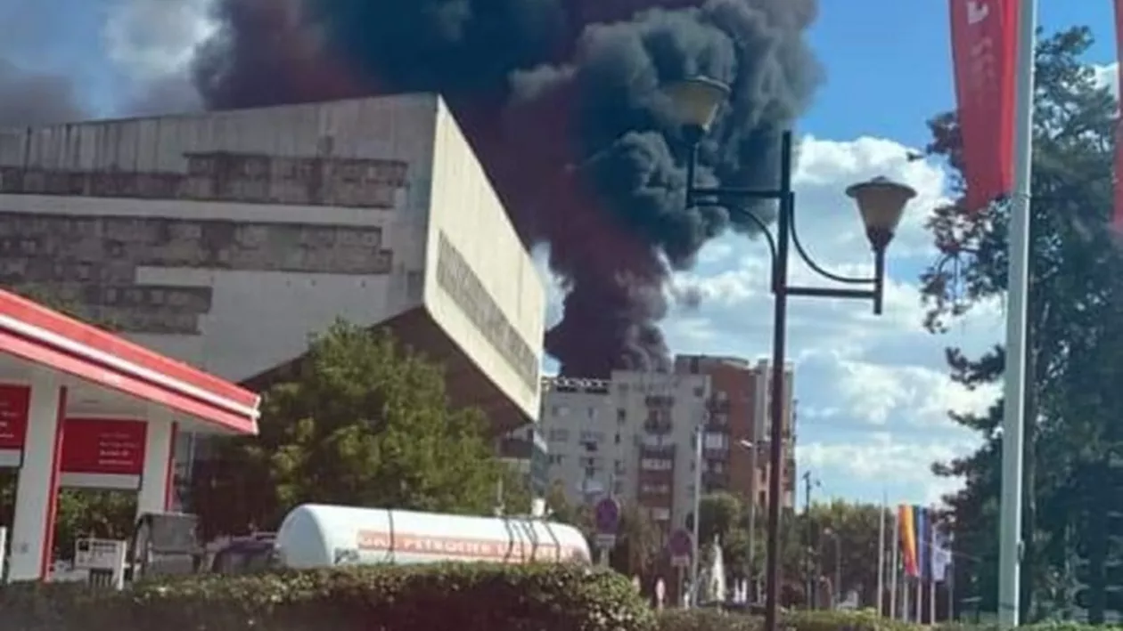 Incendiu puternic într-un complex studențesc din Timișoara. Flăcările au cuprins acoperișul unei clădiri cu zece etaje (VIDEO)