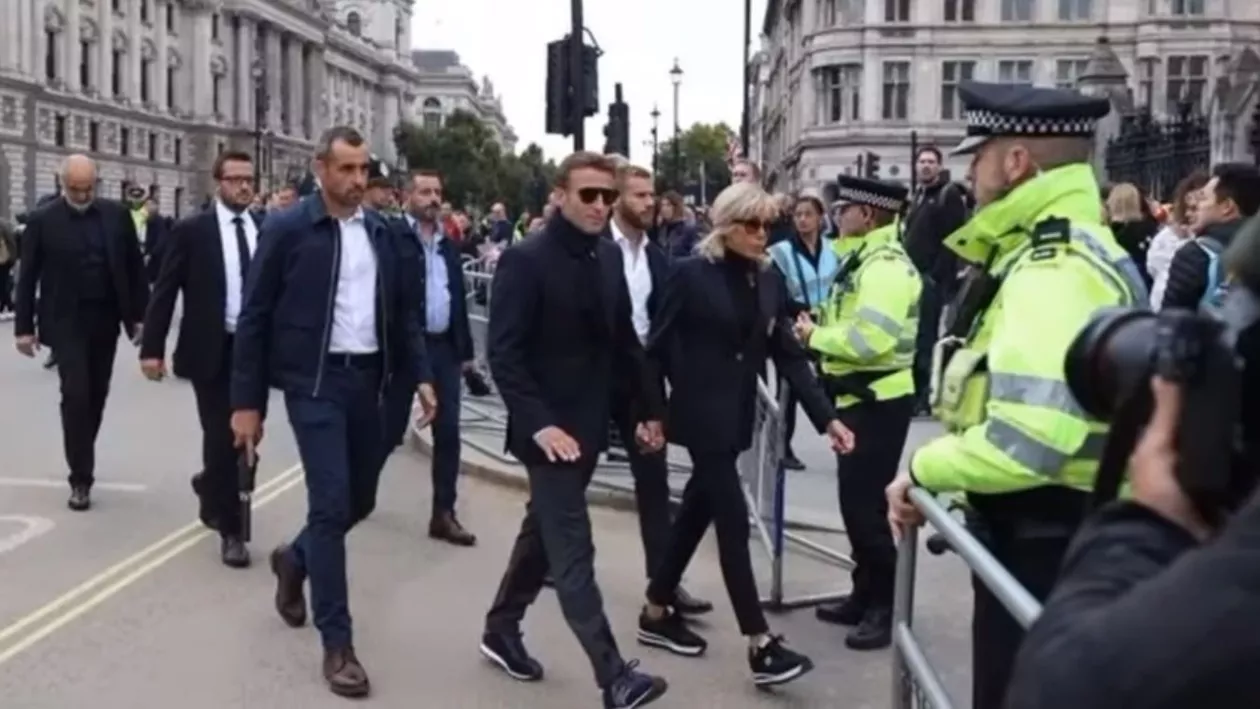 Emmanuel și Brigitte Macron, în ghete sport la priveghiul reginei Elisabeta a II - a (VIDEO)