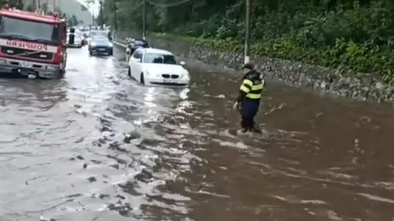 Inundații pe Valea Oltului! Apa aproape trece de roțile mașinilor, după codul roșu