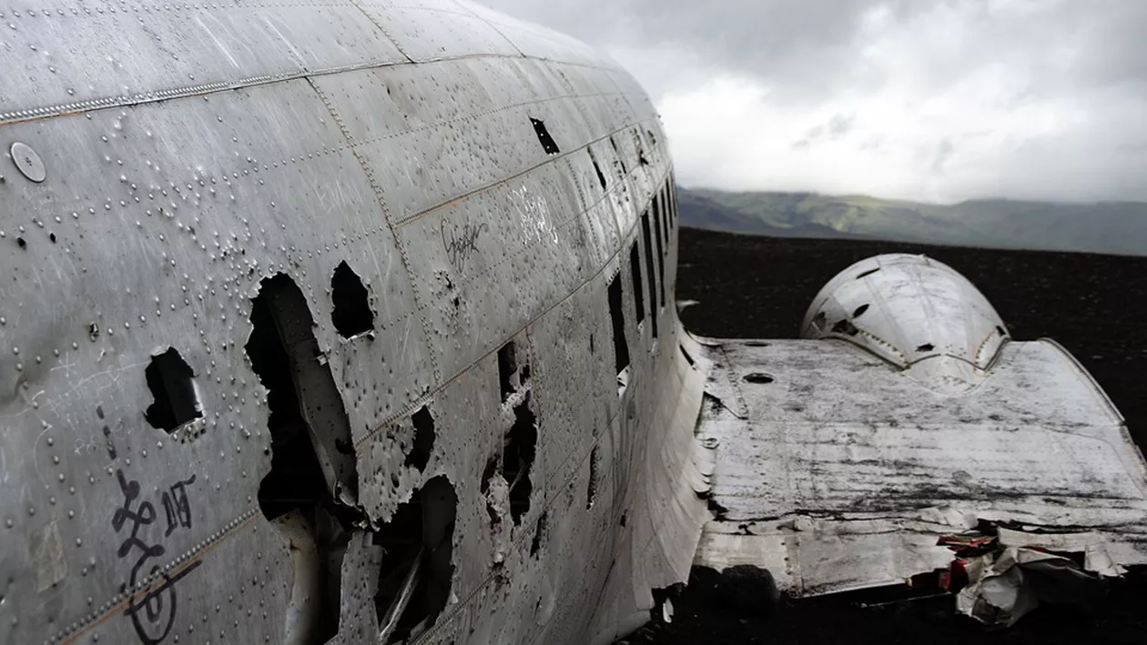 Un avion a început să se dezintegreze în aer. Peste 200 de pasageri se aflau la bord