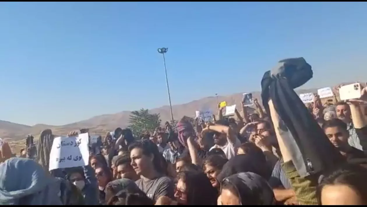„Moarte dictatorului!”. Proteste în Iran după ce o tânără a fost omorâtă în bătaie de ”poliția moralității” pentru că nu purta corect hijabul (VIDEO)