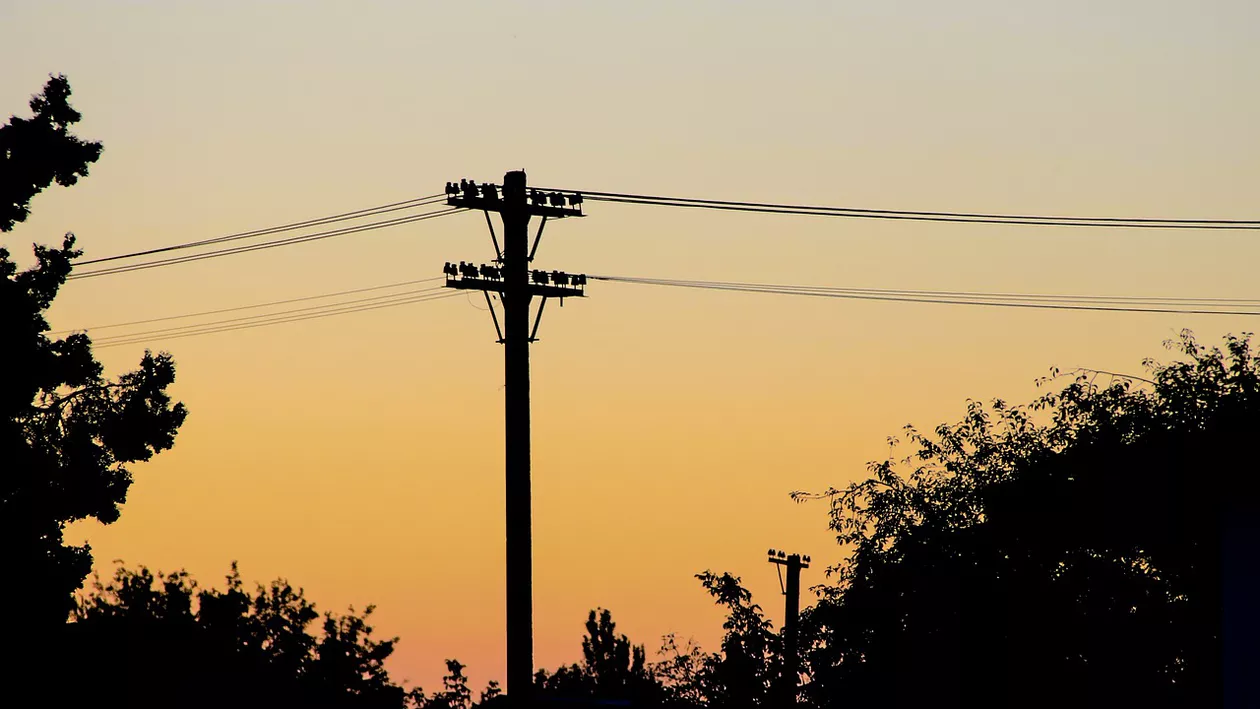 Arad: Un angajat al unei firme de telecomunicații s-a stins din viață curentat pe un stâlp de electricitate