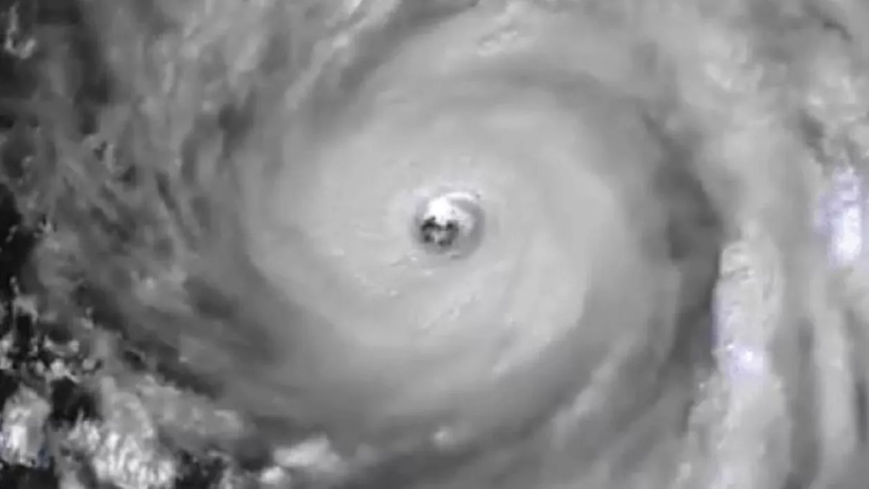 Imagini înfricoșătoare din satelit cu fulgerele care străbat uraganul Ian deasupra Golfului Mexic (VIDEO)