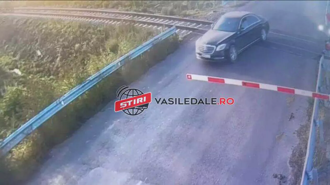 Momentul în care un șofer din Maramureş forţează bariera cu puţin timp înainte de trecerea unui tren (VIDEO)