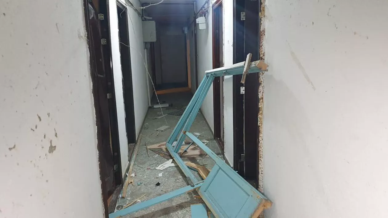 Explozie puternică într-un bloc din sectorul 4 / 140 de oameni au fost evacuați de urgență