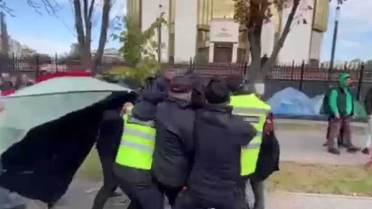 Bătaie și îmbrânceli între poliție și protestatarii în centrul Chișinăului! Oamenii cer demisia Maiei Sandu (video)