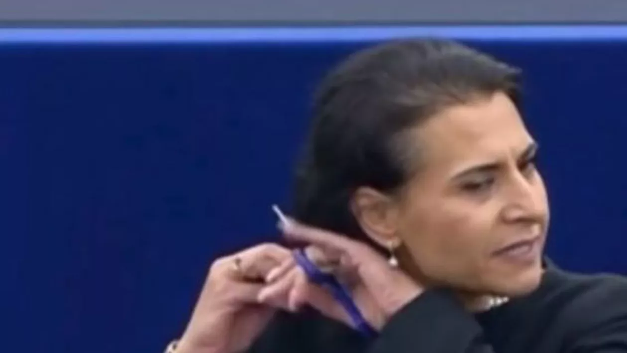 Momentul în care o eurodeputată suedeză îşi taie părul în Parlamentul European (VIDEO)