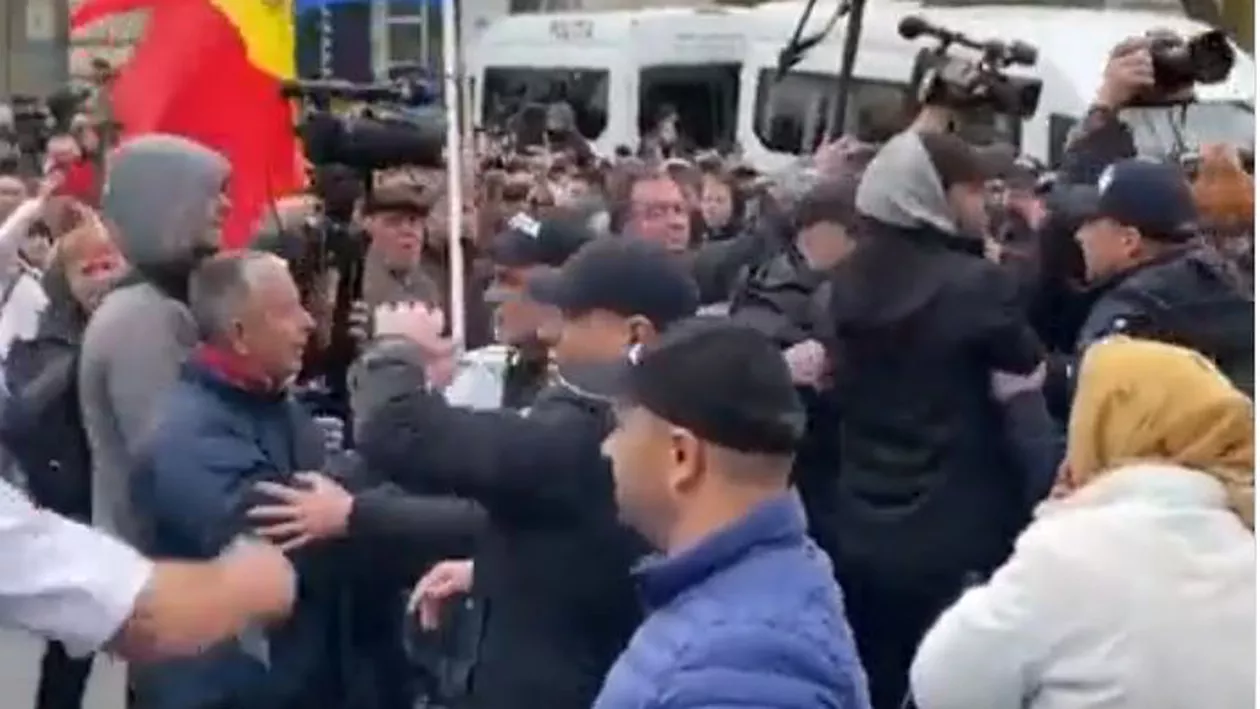 Protestele degenerează în Republica Moldova: ciocniri violente între poliție și protestatari la Chișinău (VIDEO)