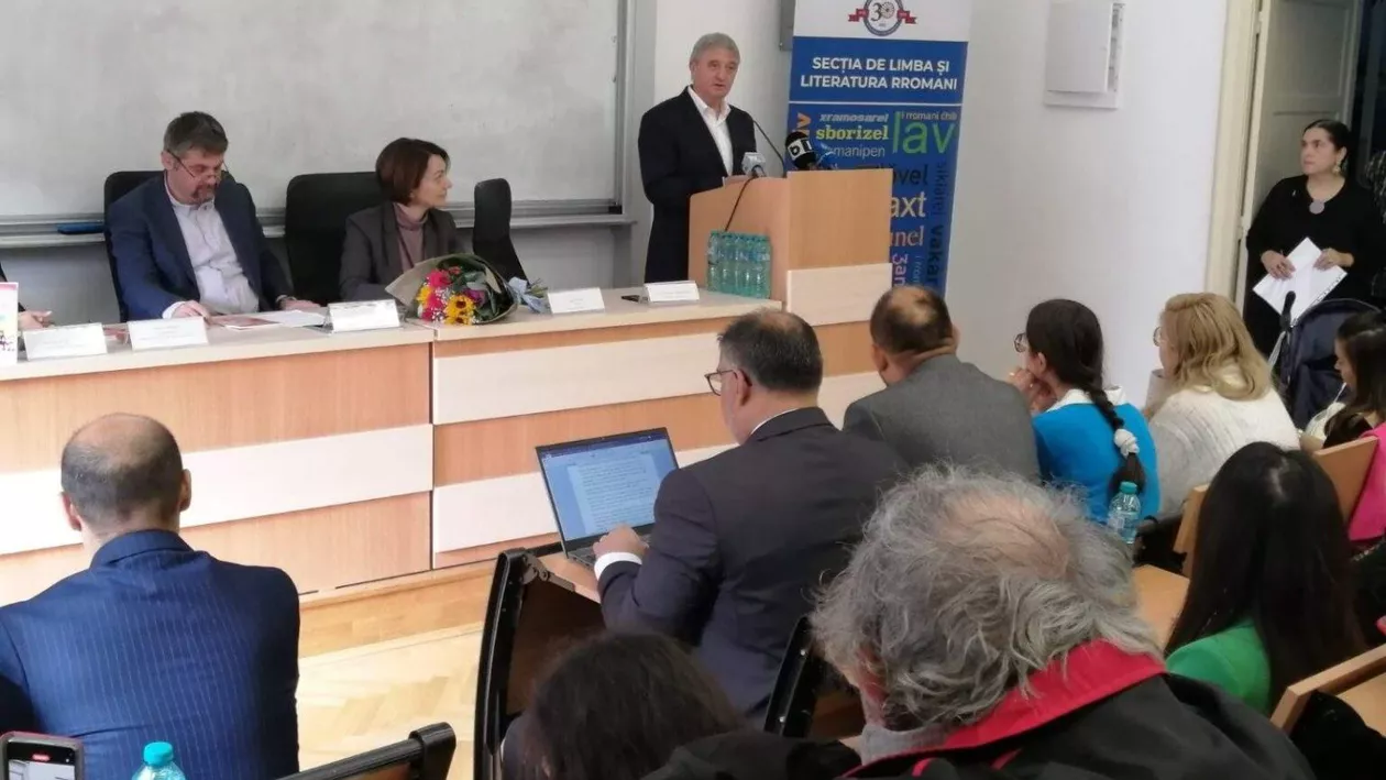 Nicolae Păun i-a felicitat pe profesorii Gheorghe Sarau și Delia Grigore, pentru 30 de ani de predare a limbii romani la Universitate