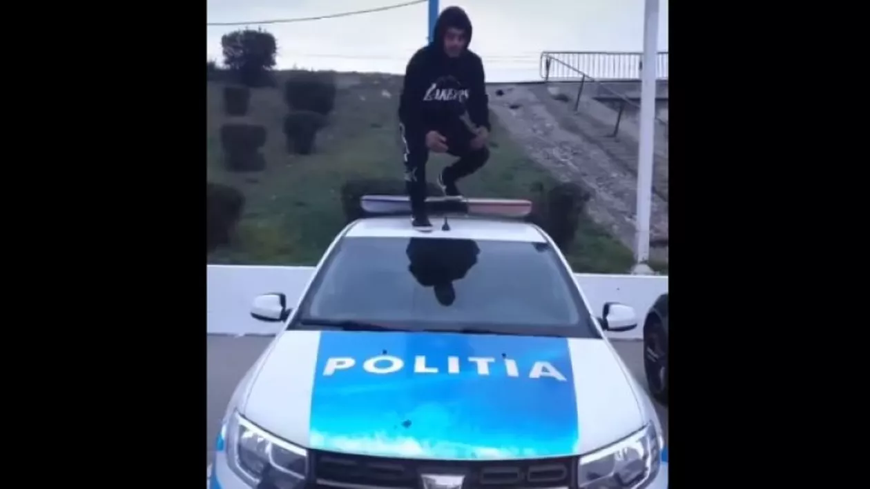 Un tânăr s-a ales cu dosar penal după ce s-a filmat pe capota unei mașini de Poliție și a postat imaginile pe TikTok (VIDEO)