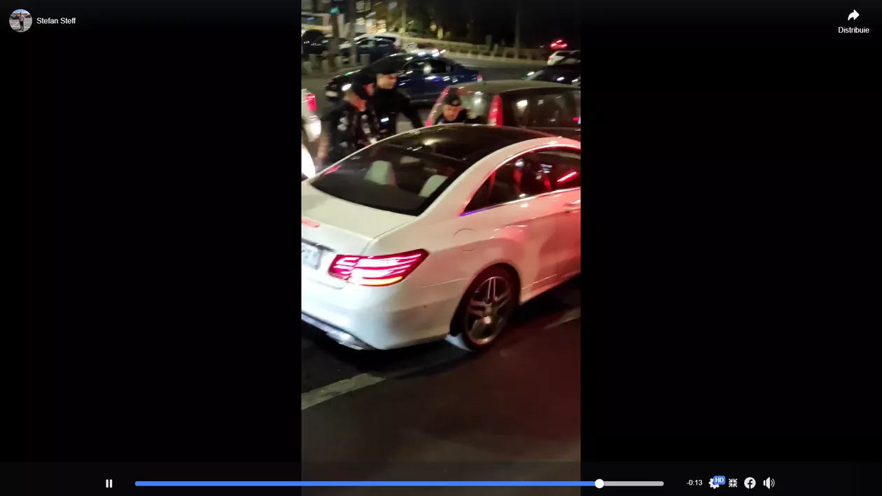 Cine e ”bombardierul cu Mercedes” care n-a oprit la semnalele polițiștilor. Amenință poliția de pe rețelele sociale