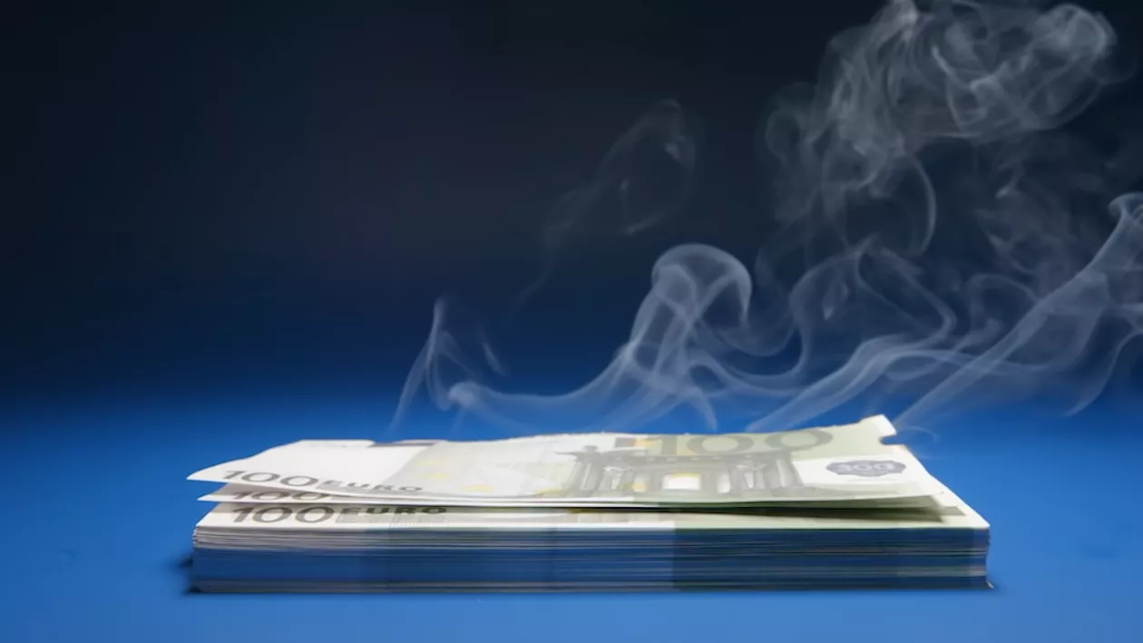 Veşti proaste pentru români: au scăzut salariile. Anunţul e oficial